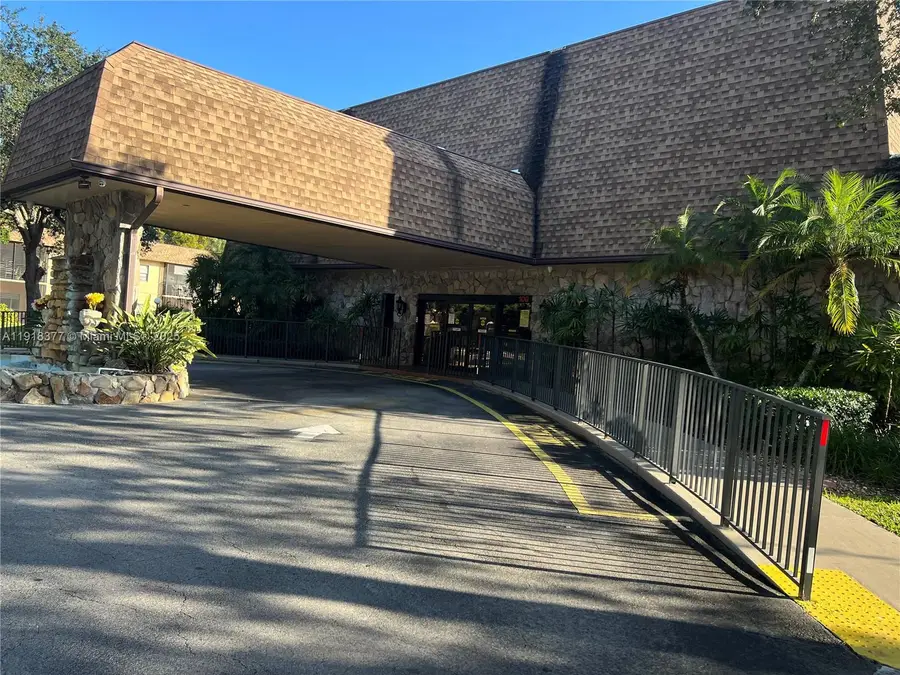 301 Cambridge Rd #211, Hollywood, FL 33024 - Image #2