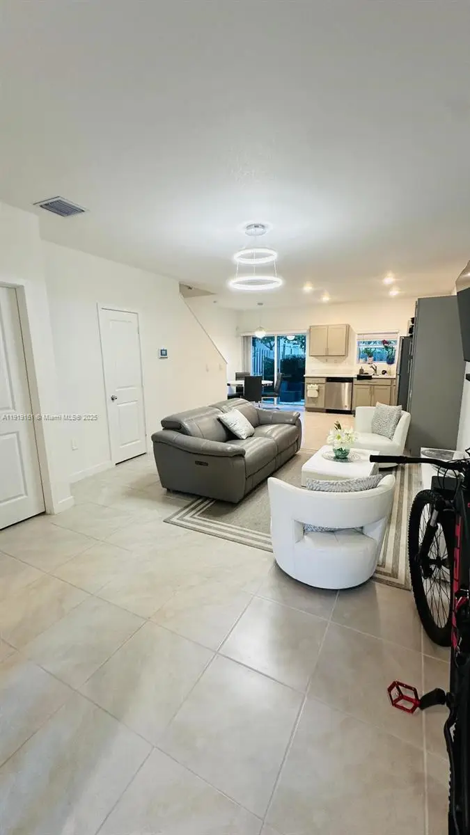 325 NE 1st Dr, Florida City, FL 33034 - Image #3