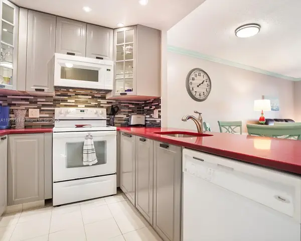 4705 NW 35th St #616, Lauderdale Lakes, FL 33319