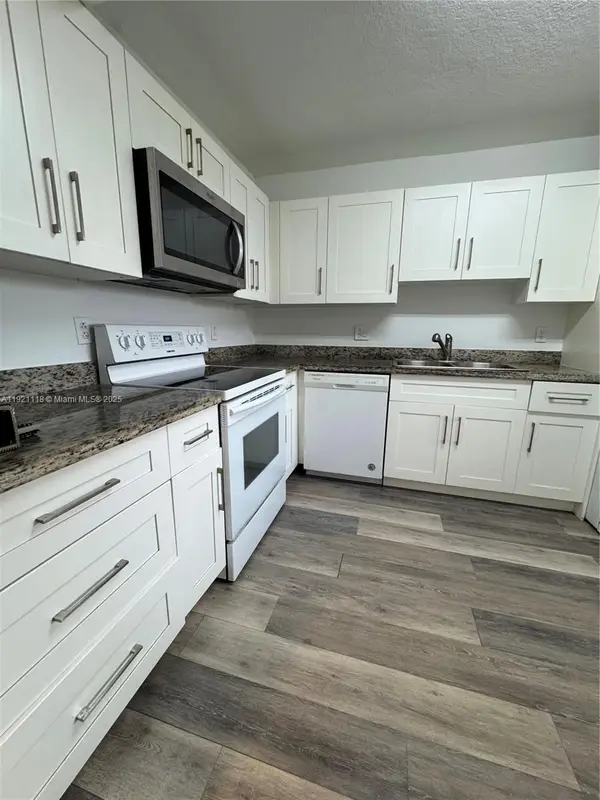 307 Lakeview Dr #202, Weston, FL 33326