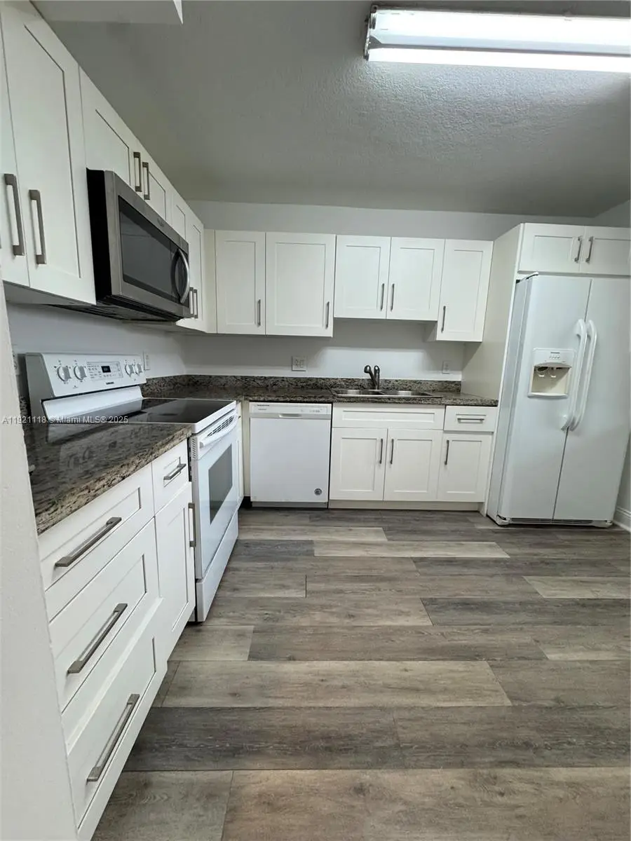 307 Lakeview Dr #202, Weston, FL 33326 - Image #2