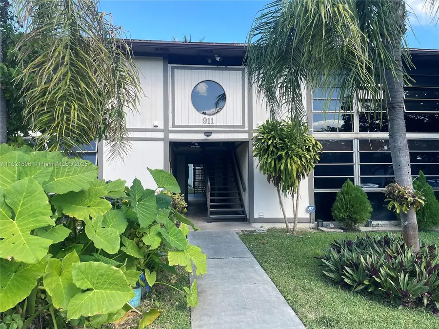 911 NE 199th St #203-14, Miami, FL 33179 - Image #2
