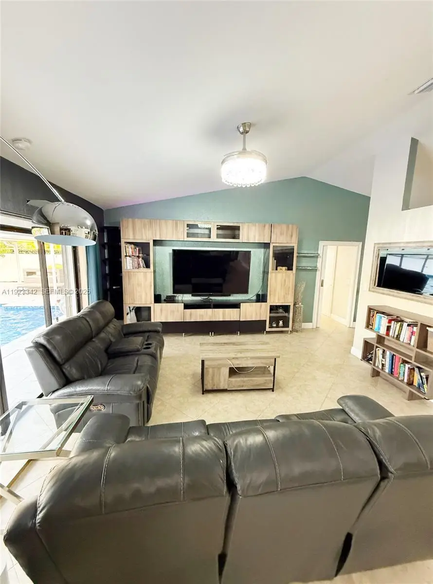 15561 Carriage Ct, Davie, FL 33331 - Image #3