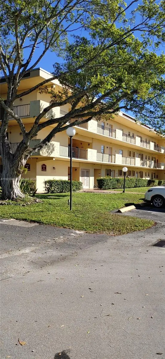 351 Cambridge Rd #107, Hollywood, FL 33024 - Image #1