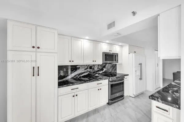 4000 Towerside Ter #1807, Miami, FL 33138