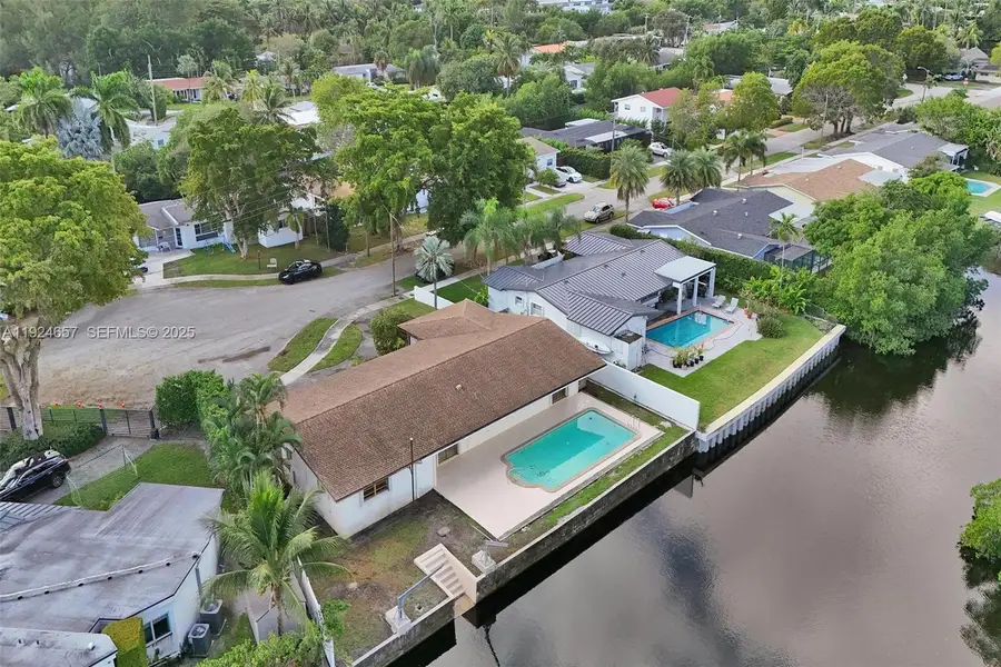 2371 NE 193rd St, Miami, FL 33180 - Image #2