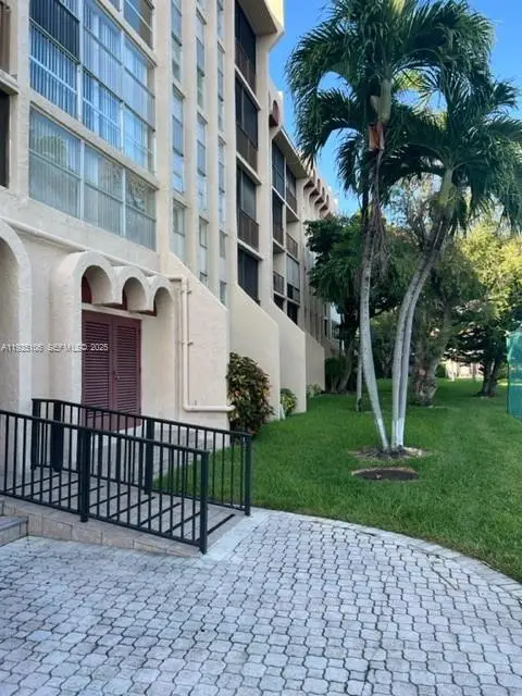 2001 Atlantic Shores Blvd #105, Hallandale Beach, FL 33009 - Image #2