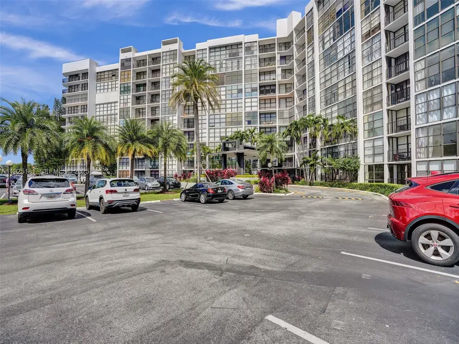 800 Parkview Dr #131, Hallandale Beach, FL 33009 - Image #2