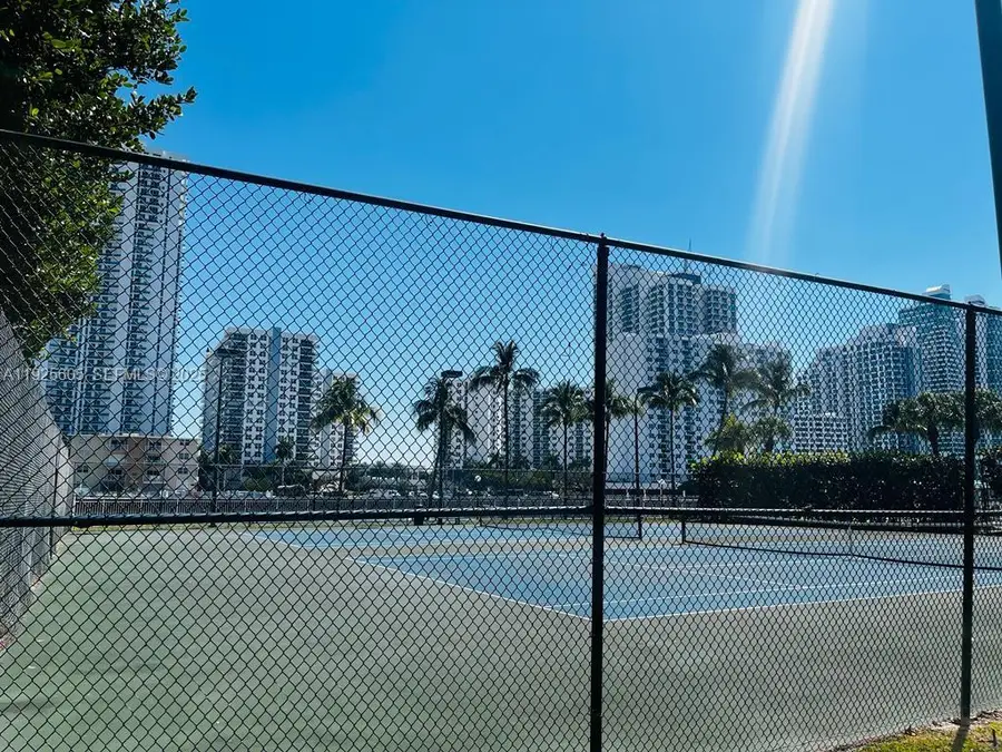 1000 Parkview Dr #605, Hallandale Beach, FL 33009 - Image #3