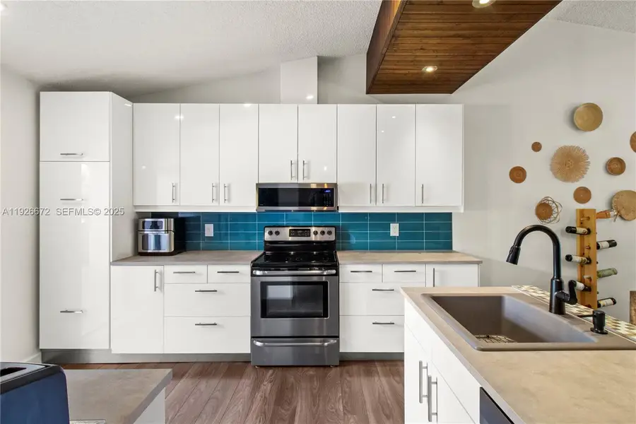 1056 E Lakes Dr, Deerfield Beach, FL 33064 - Image #3