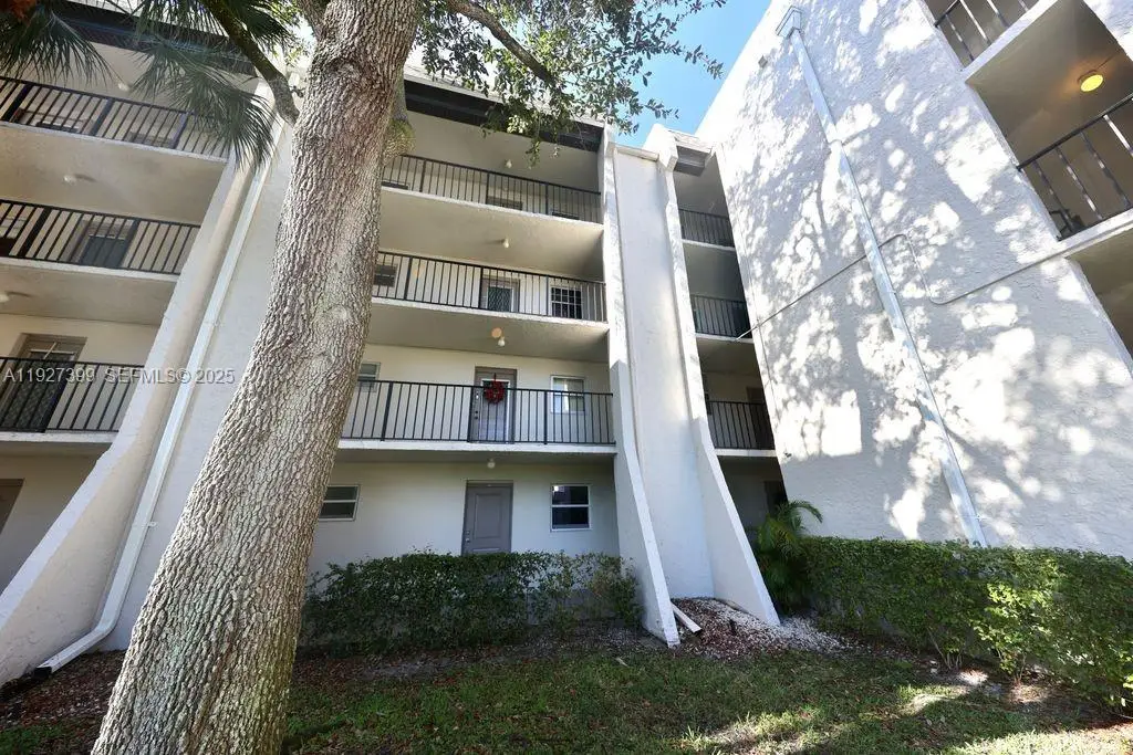 9450 Poinciana Pl #106, Davie, FL 33324 - Image #1