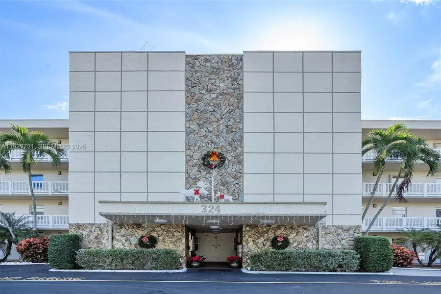 324 SE 10th St #203, Dania Beach, FL 33004 - Image #3