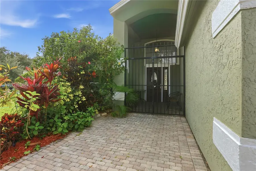 1077 Summer Lakes Dr, Orlando, FL 32835 - Image #3