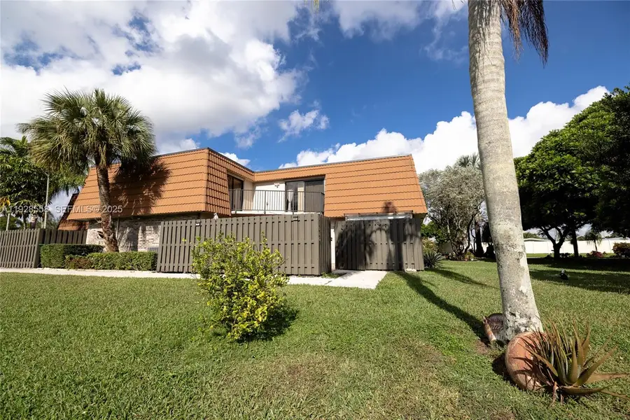 11006 N Harmony Lake Cir, Davie, FL 33324 - Image #2