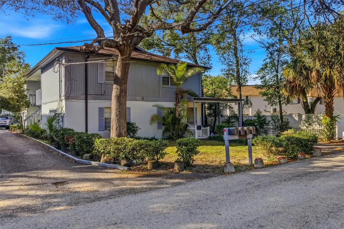 9208 N Connechusett Rd, Tampa, FL 33617 - Image #1