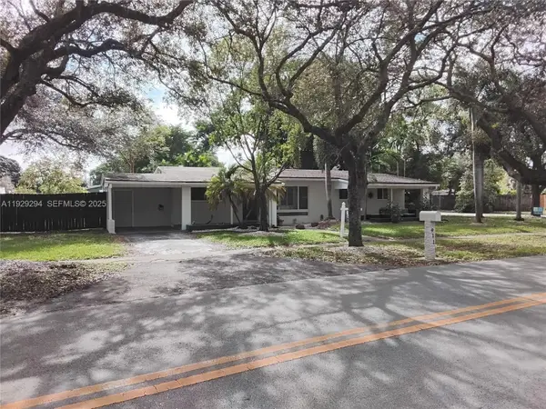 911 W Country Club Cir, Plantation, FL 33317
