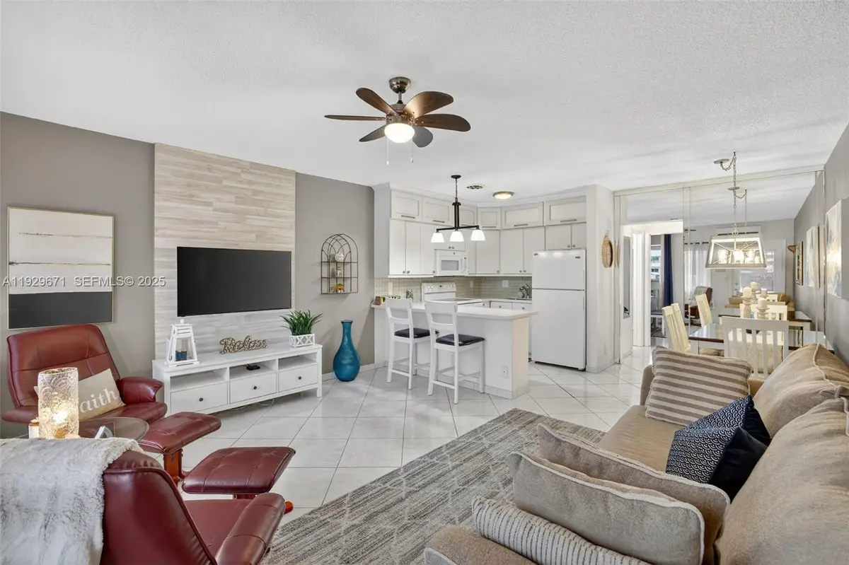 800 SW 10th Ter #4T, Hallandale Beach, FL 33009 - Image #1
