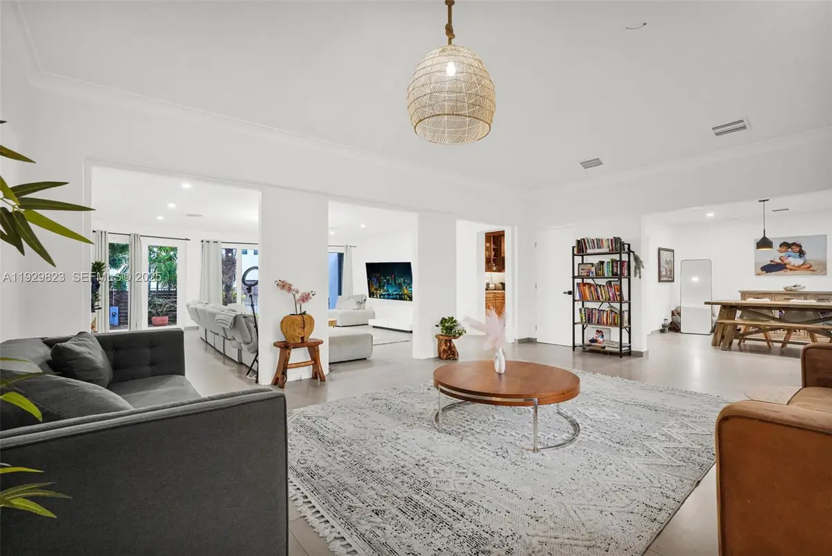 900 Tyler St, Hollywood, FL 33019 - Image #1