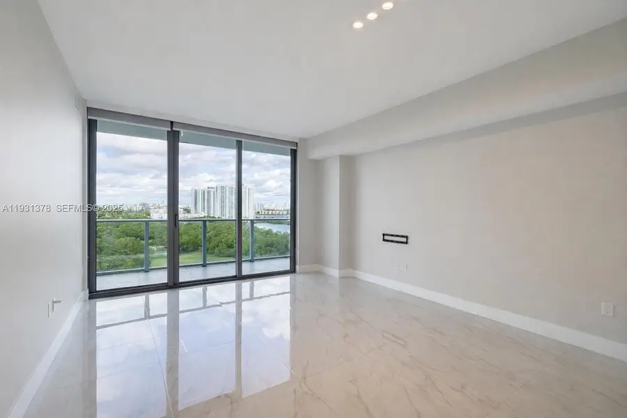 16385 Biscayne Blvd #1102, North Miami Beach, FL 33160 - Image #2