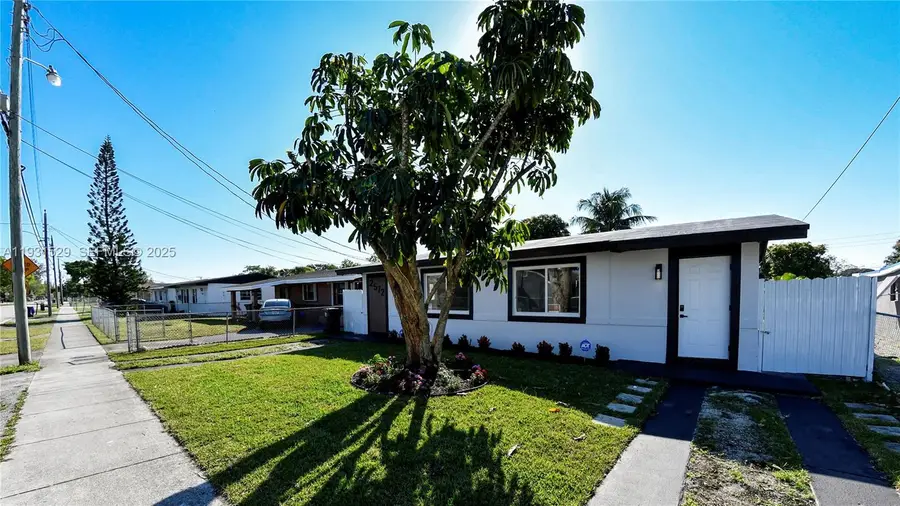 2572 NW 20th St, Fort Lauderdale, FL 33311 - Image #2