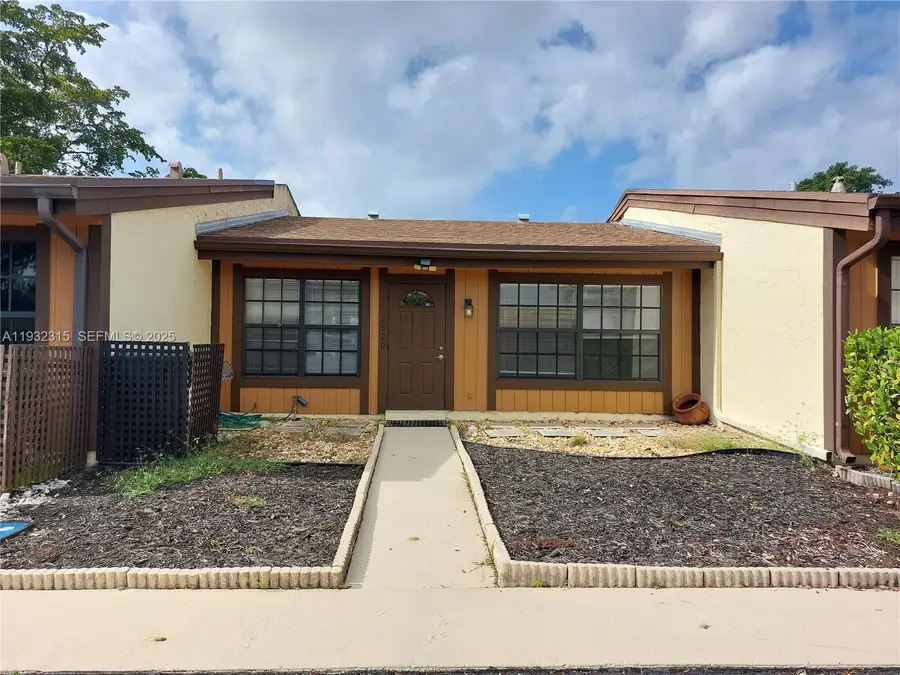 2320 Elm Ct, Pembroke Pines, FL 33026 - Image #2