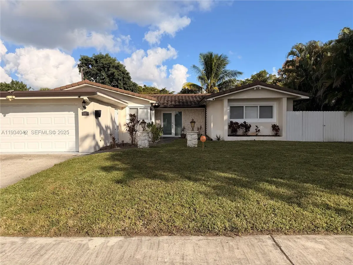 661 SW 67th Ave, Pembroke Pines, FL 33023 - #1
