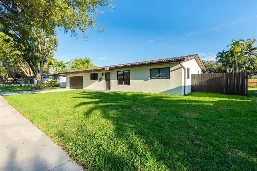 14515 Mahogany Ct, Miami Lakes, FL 33014 - Image #2