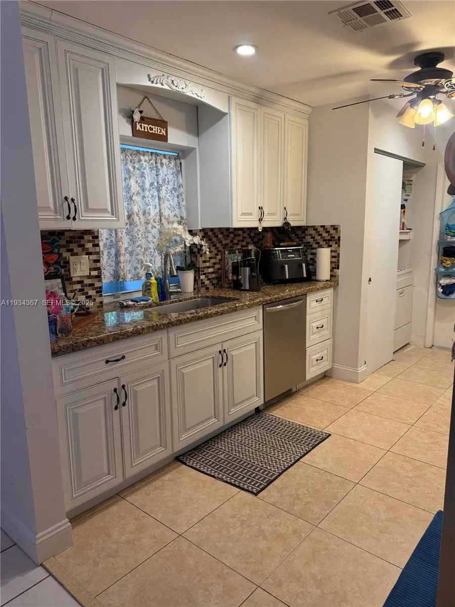 6270 SW 8th Pl, North Lauderdale, FL 33068 - Image #3