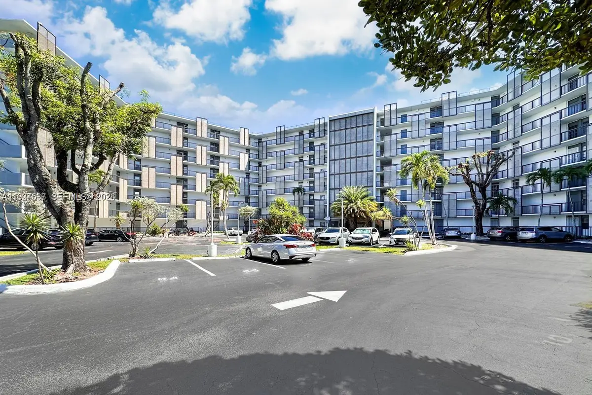 20500 W Country Club Dr #715, Aventura, FL 33180 - Image #1