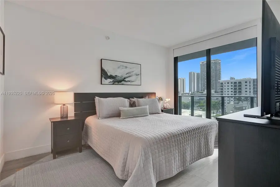 121 NE 34th St #902, Miami, FL 33137 - Image #2