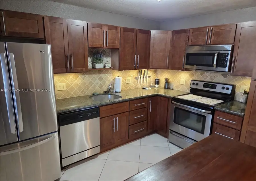 423 Lakeview Dr #101, Weston, FL 33326 - Image #2