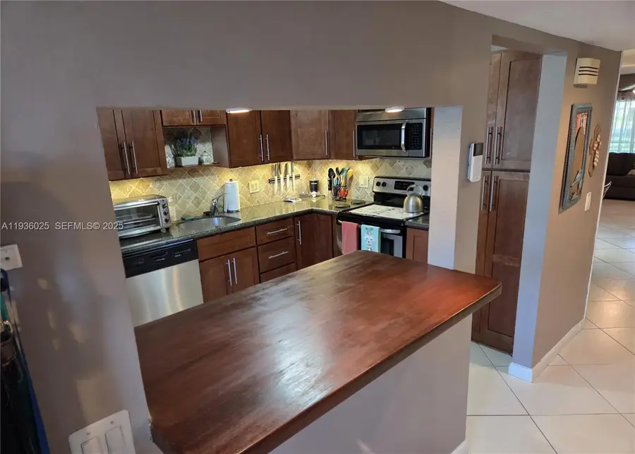 423 Lakeview Dr #101, Weston, FL 33326 - Image #3