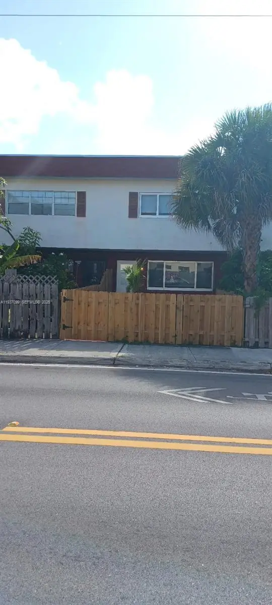 1570 NE 151 St #102, Miami, FL 33162 - Image #1