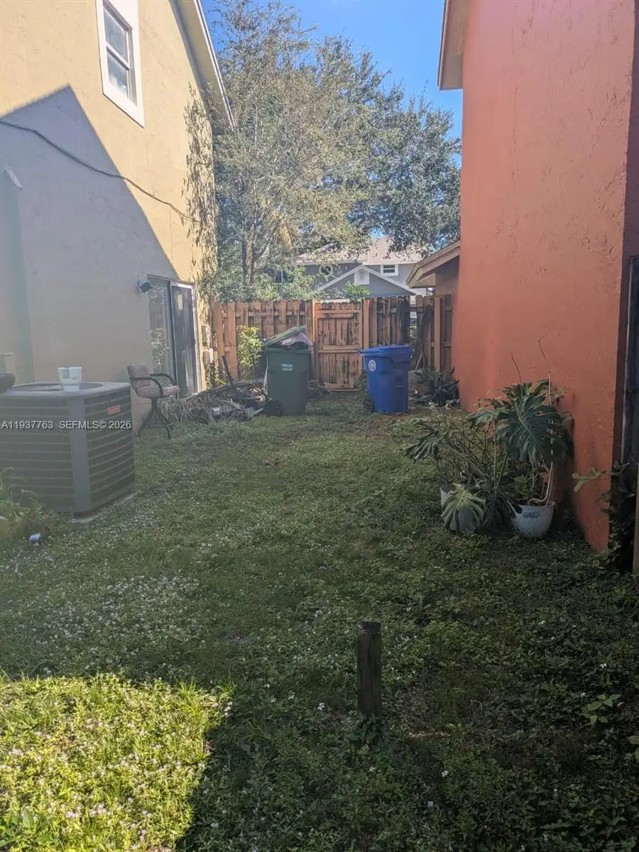 950 SW 95th Ter, Pembroke Pines, FL 33025 - Image #2