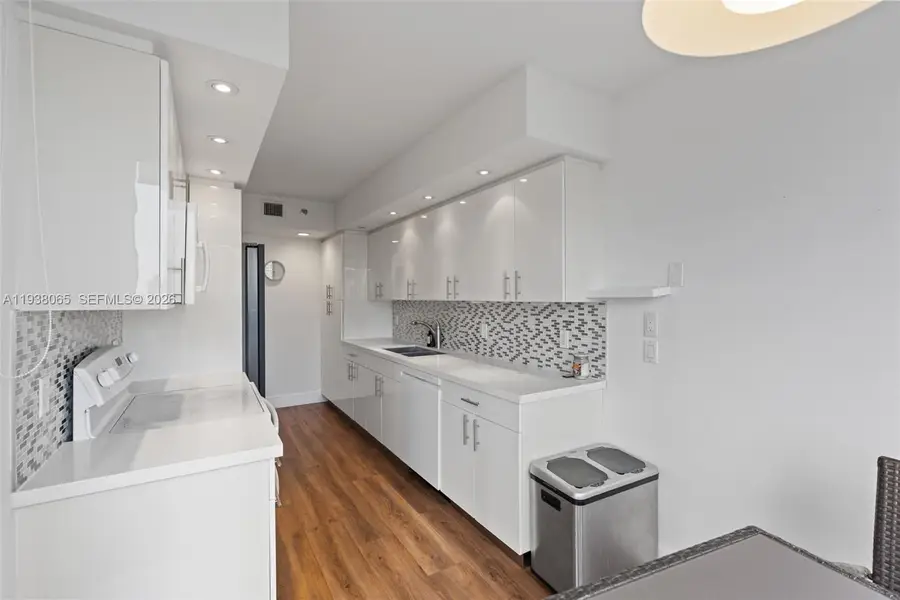 1000 W Island Blvd #807, Aventura, FL 33160 - Image #3