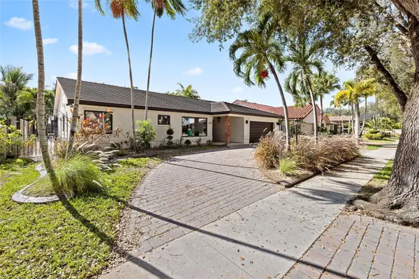 7910 NW 169th Ter, Miami Lakes, FL 33016