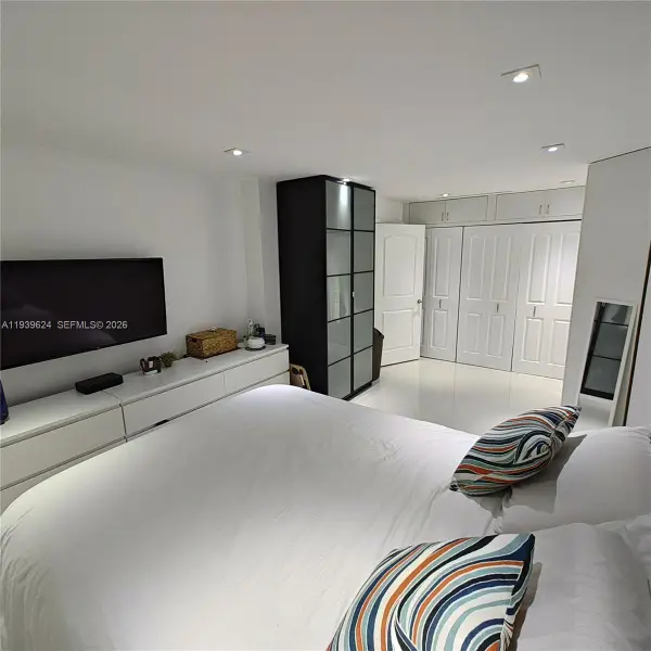 2750 NE 183rd St #301, Aventura, FL 33160