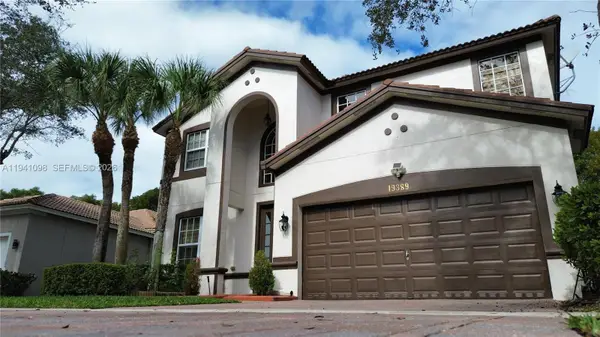 19389 Stonebrook St, Weston, FL 33332