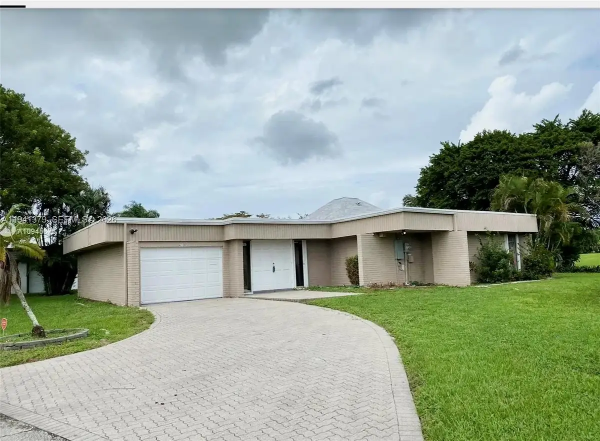 6105 Royal Poinciana Ln, Tamarac, FL 33319 - Image #1