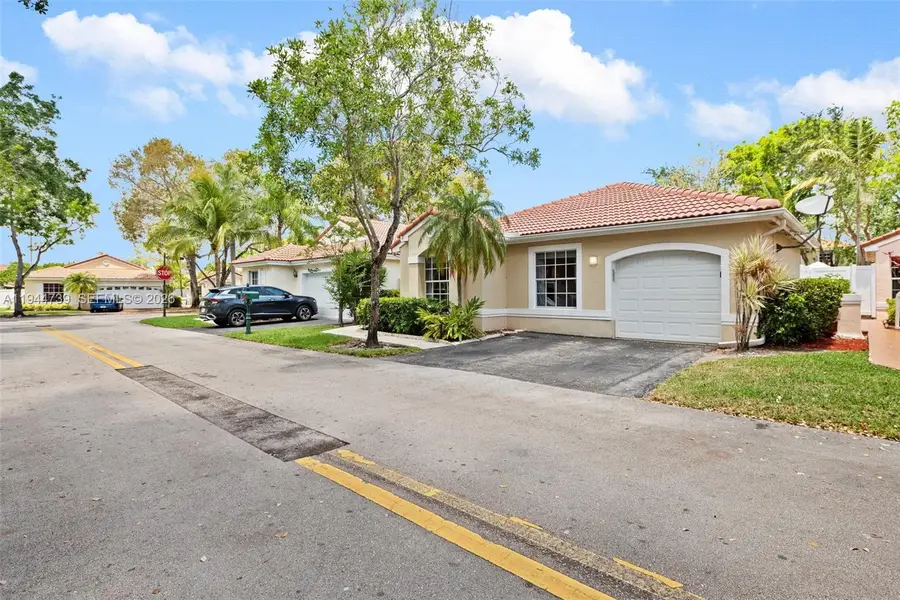955 Azure Ln, Weston, FL 33326 - Image #2