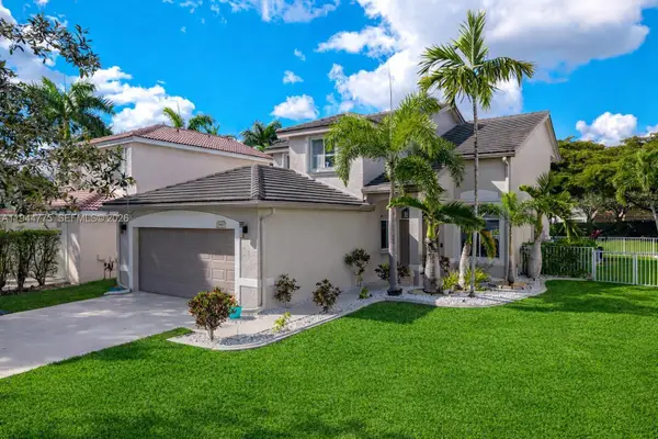 940 SW 177th Way, Pembroke Pines, FL 33029