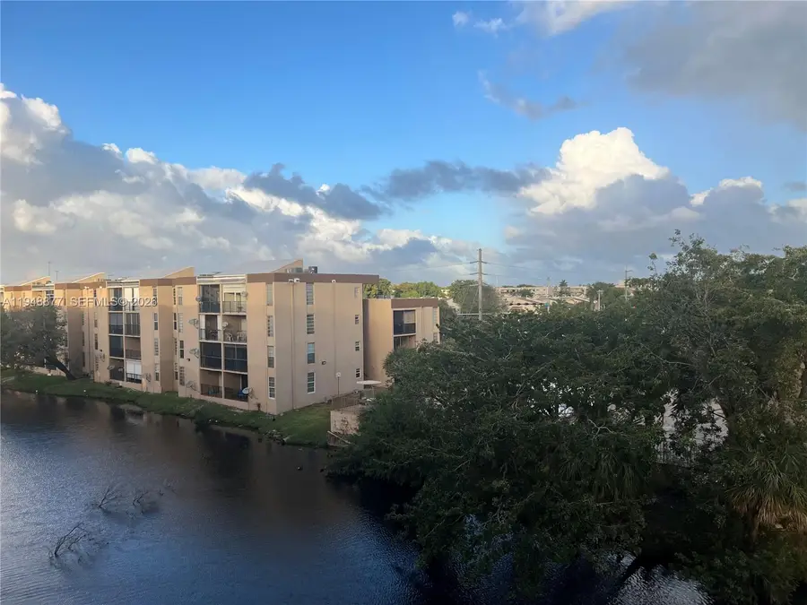 8895 Fontainebleau Blvd #407, Miami, FL 33172 - #2