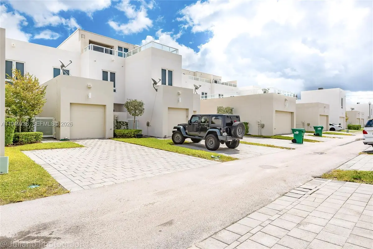 6402 NW 104th Path, Doral, FL 33178 - Image #1