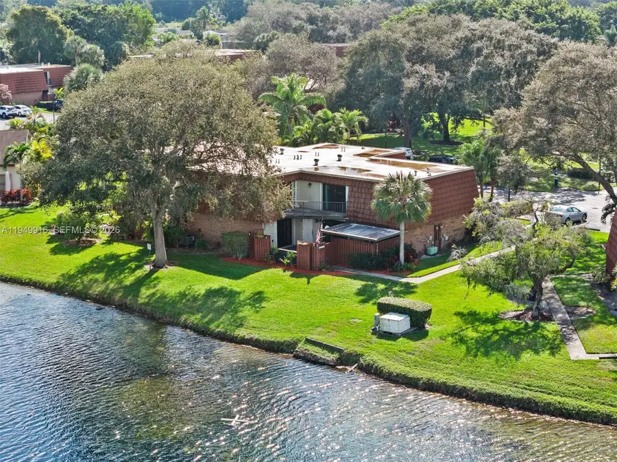 11875 SW 12th Pl, Davie, FL 33325 - Image #2