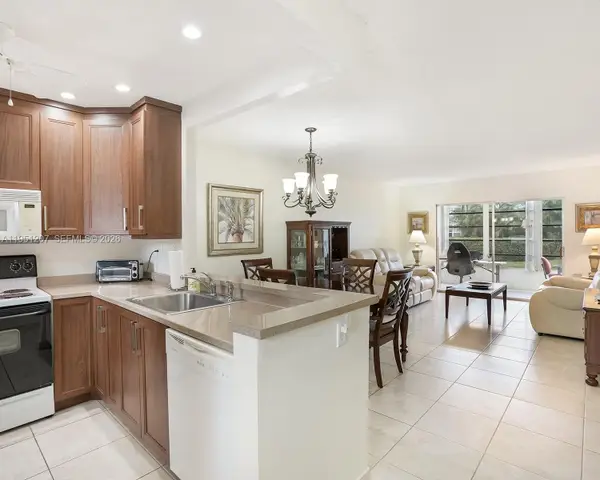 4805 NW 35th St #404, Lauderdale Lakes, FL 33319