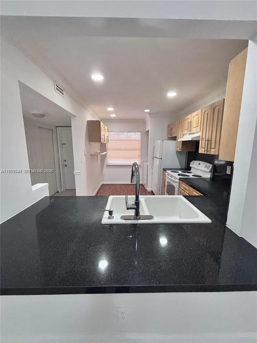 430 Commodore Dr #104, Plantation, FL 33325 - Image #1