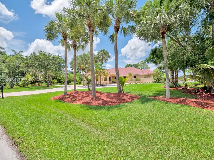 2710 Walkers Way, Weston, FL 33331 - Image #2