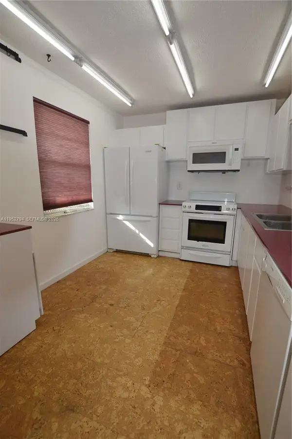 425 SE 11th Ter #402, Dania Beach, FL 33004