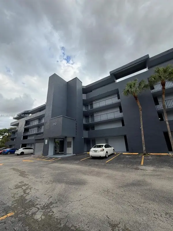 310 Fontainebleau Blvd #206, Miami, FL 33172