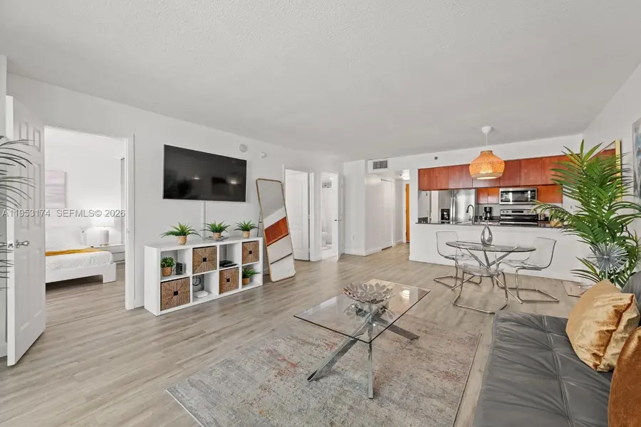 1200 Brickell Bay Dr #2414, Miami, FL 33131 - Image #2